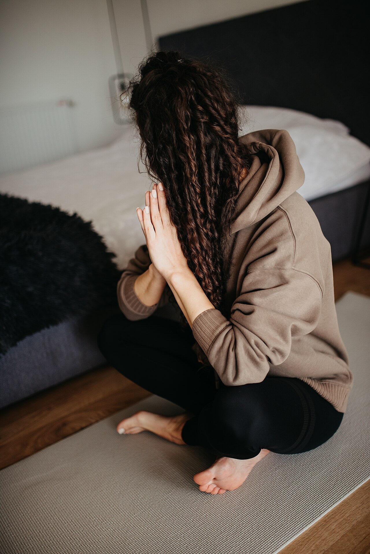 Une personne assise en méditation, les yeux fermés